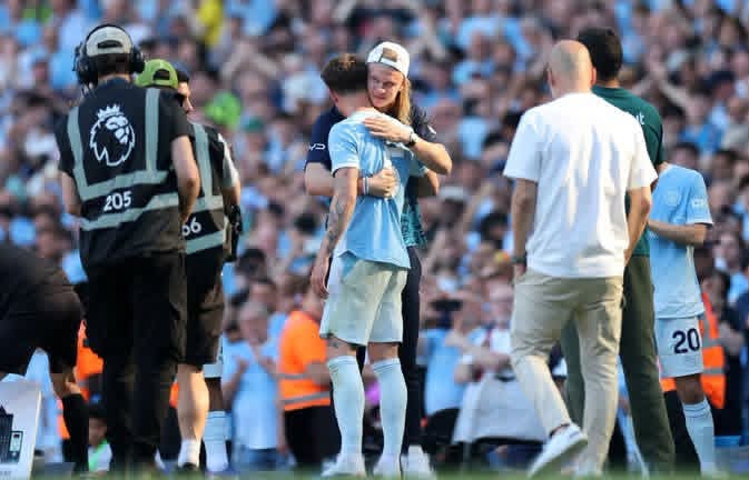 Wayne Rooney blasts Man City after ‘Unbelievable’ farewell scenes for Bernardo Silva and John Stones